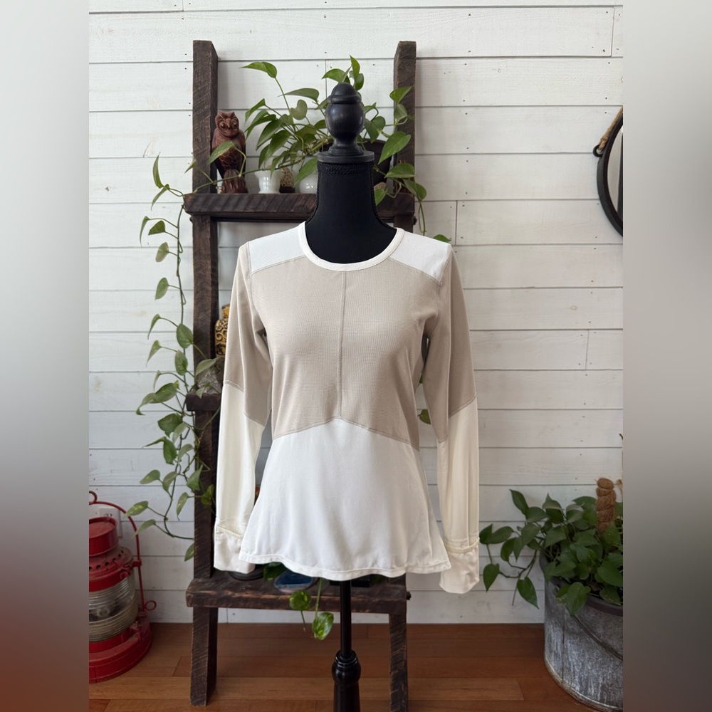 Altra Running Beige and White Long Sleeve Top with Hand Covers - Picture 6 of 17